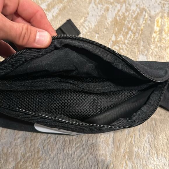 Nike Sportswear Heritage Hip Pack Logo Black
Streetwear,
New Fanny pack - Picture 7 of 9